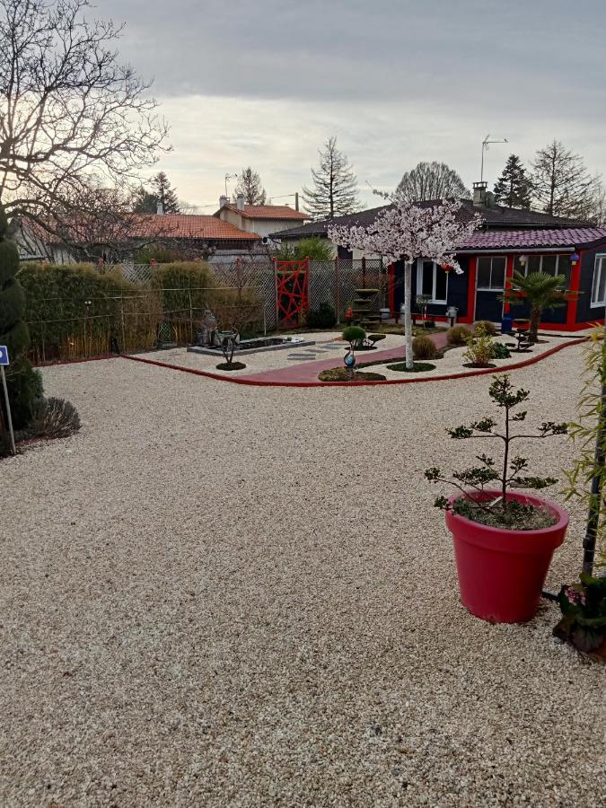 Une Pause Quelque Part Au Jardin Des Erables Et Des Niwakis Saint-Medard-de-Guizieres Bagian luar foto