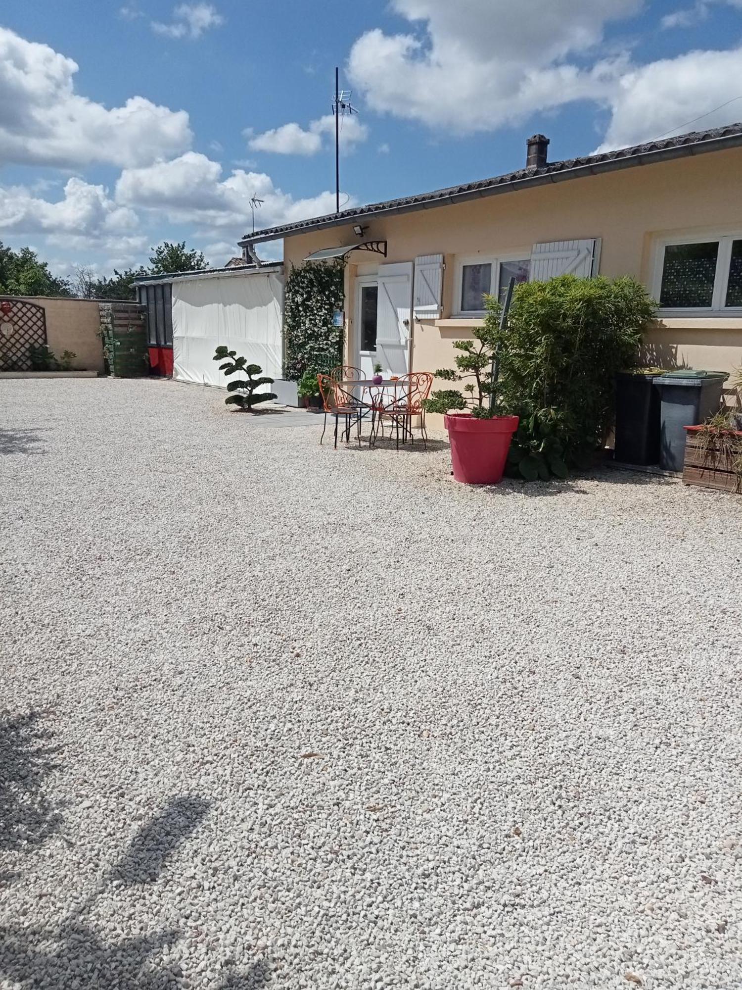 Une Pause Quelque Part Au Jardin Des Erables Et Des Niwakis Saint-Medard-de-Guizieres Bagian luar foto